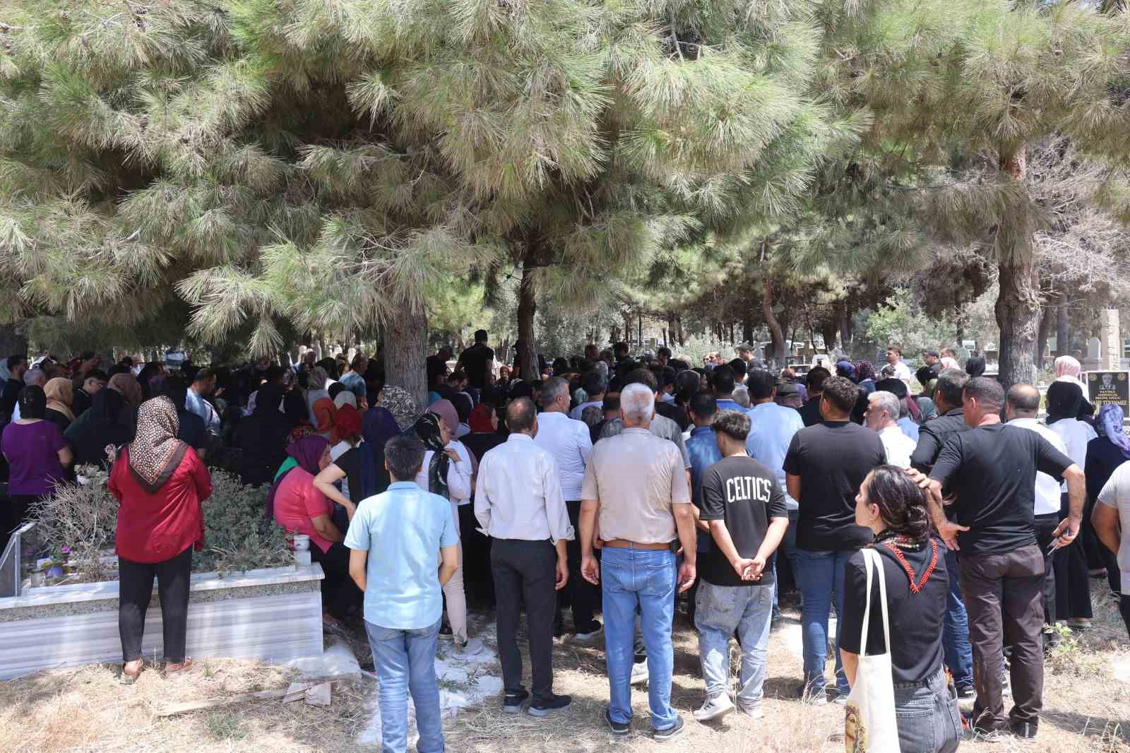 Suudi Arabistan’da yangında ölen 4 Hataylı memleketlerinde toprağa verildi 4 suudi arabistanda yanginda olen 4 hatayli memleketlerinde topraga verildi 0 5d33wUd7
