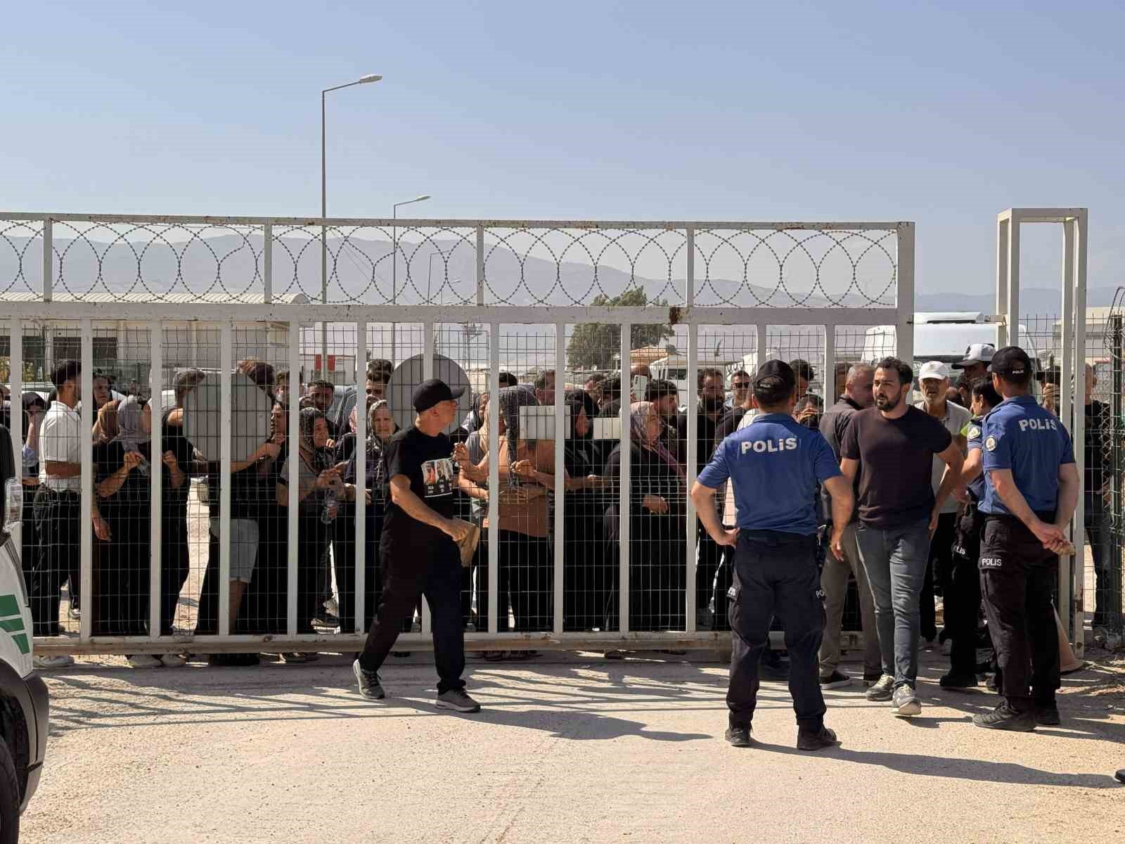 Suudi Arabistan’da yangında ölen 4 Hataylı memleketlerinde toprağa verildi 8 suudi arabistanda yanginda olen 4 hatayli memleketlerinde topraga verildi 4 gsyLyMIK