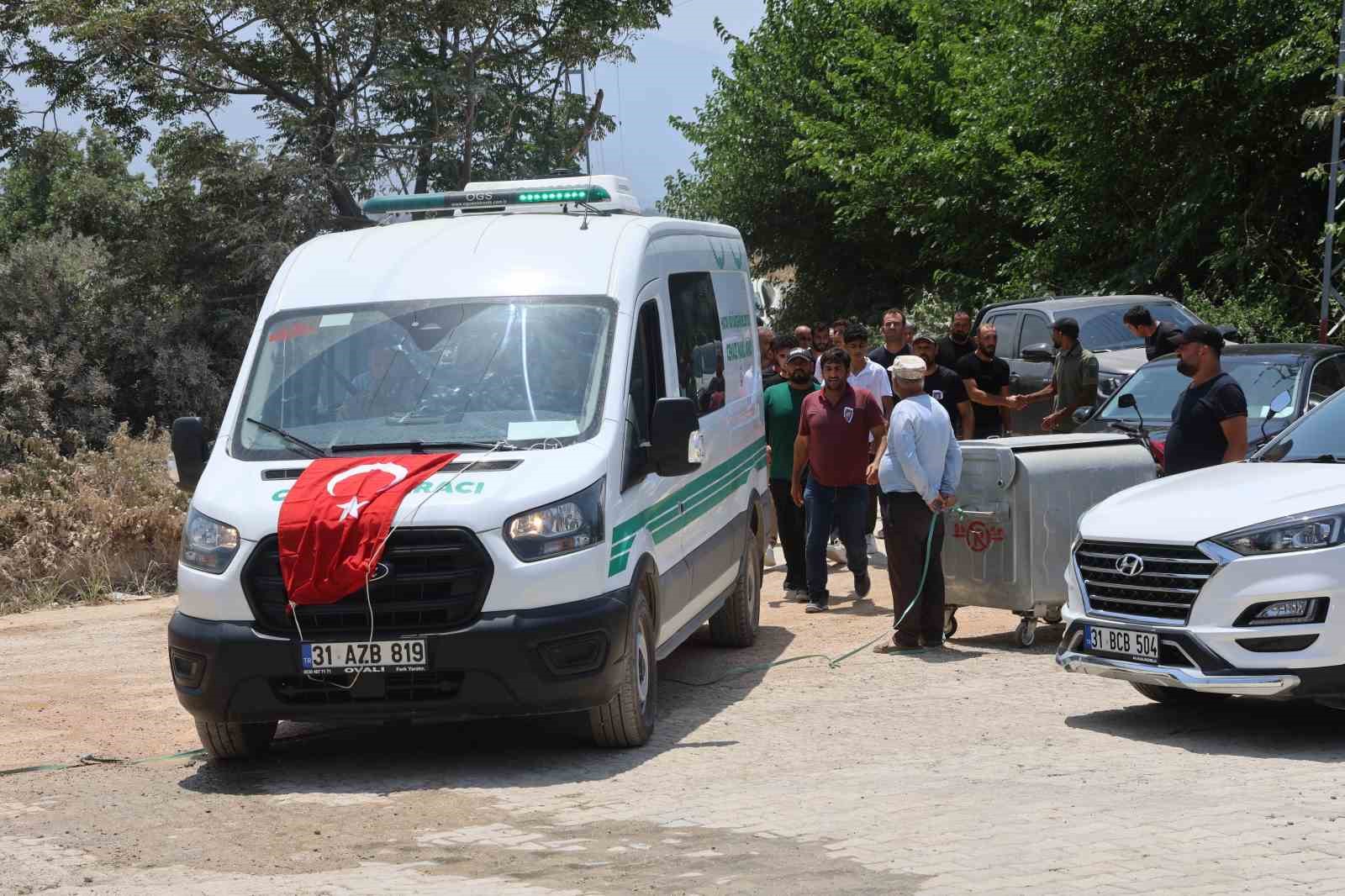 Suudi Arabistan’da yangında ölen 4 Hataylı memleketlerinde toprağa verildi 12 suudi arabistanda yanginda olen 4 hatayli memleketlerinde topraga verildi 8 NHAPVqNC