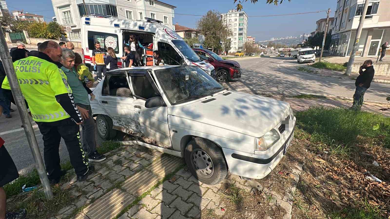 suv arac ile otomobil carpisti 2si cocuk 4 yarali 1 1eJcCPjl