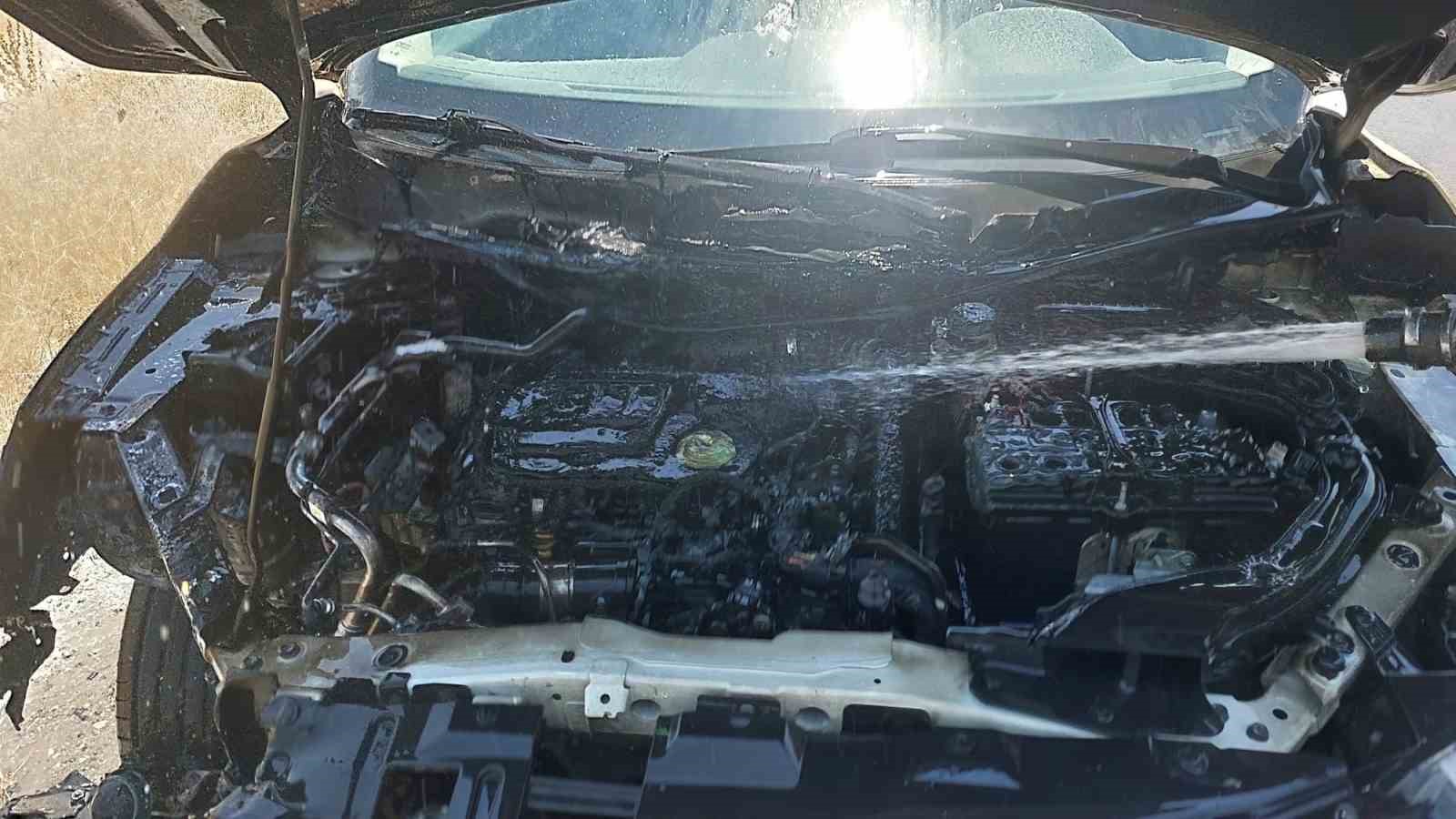 SUV araç yangında kullanılamaz hale geldi 4 suv arac yanginda kullanilamaz hale geldi 0 AHk2pH2k