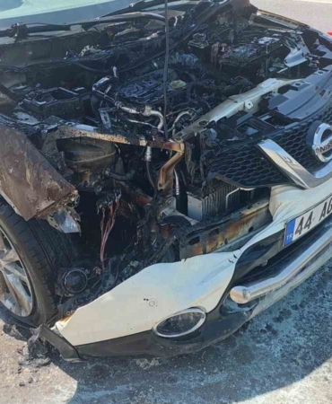 suv-arac-yanginda-kullanilamaz-hale-geldi-icNKE9Oe.jpg