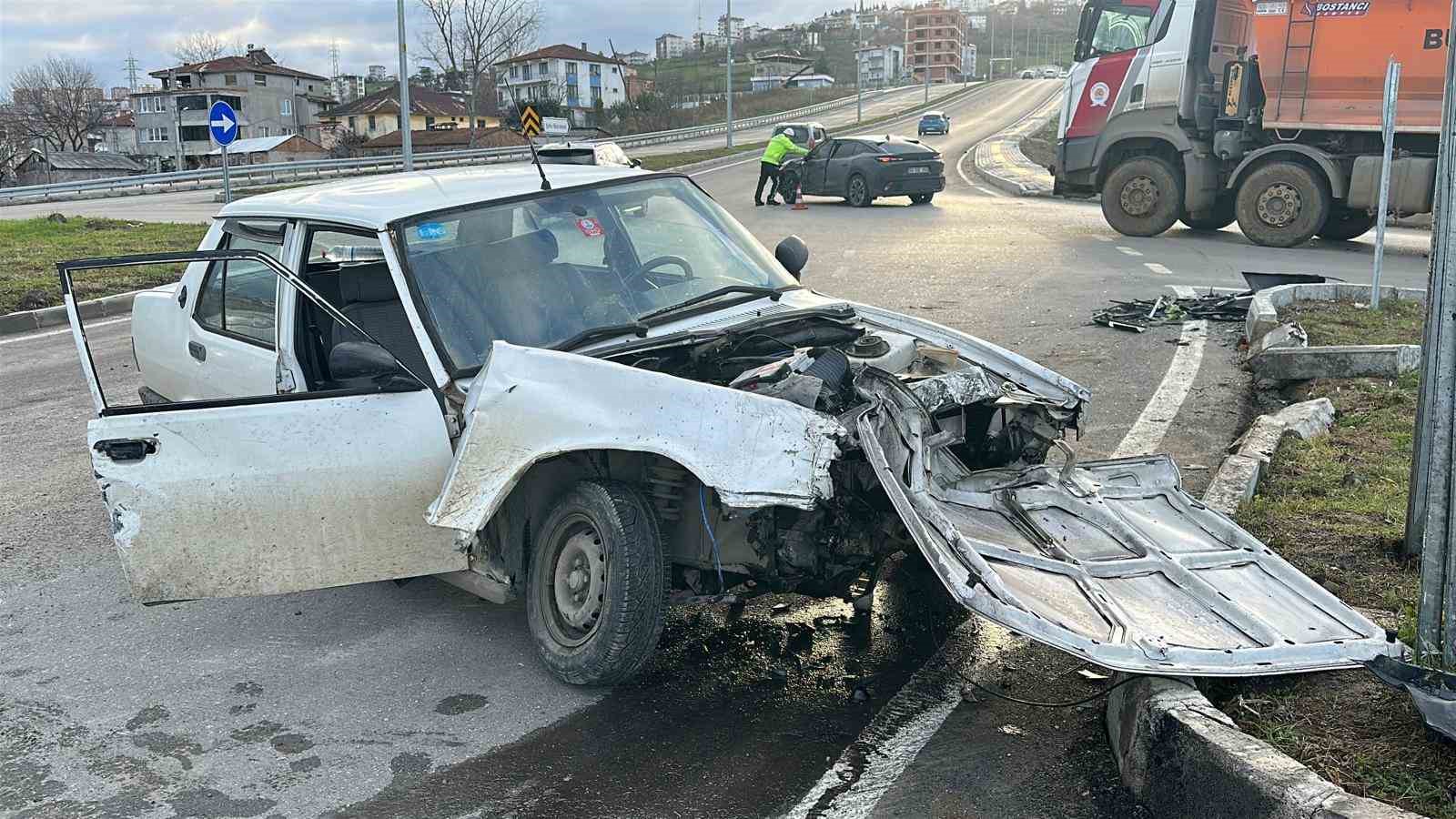 SUV araca çarpan Tofaş parçalandı: 2 yaralı 4 suv araca carpan tofas parcalandi 2 yarali 0
