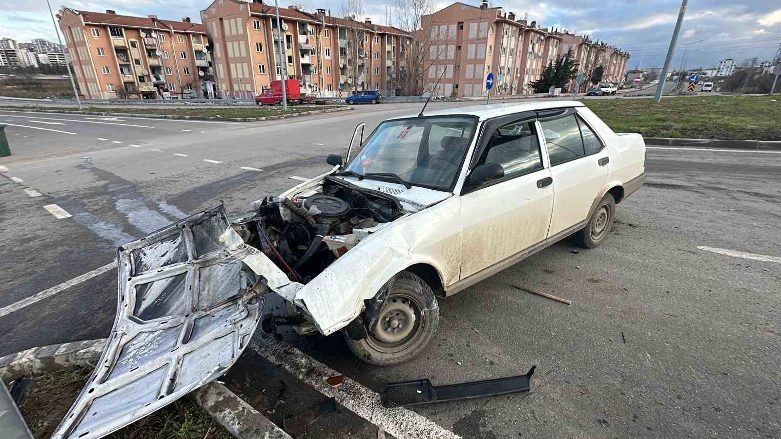 SUV araca çarpan Tofaş parçalandı: 2 yaralı 5 suv araca carpan tofas parcalandi 2 yarali 1 3eKGXlJy