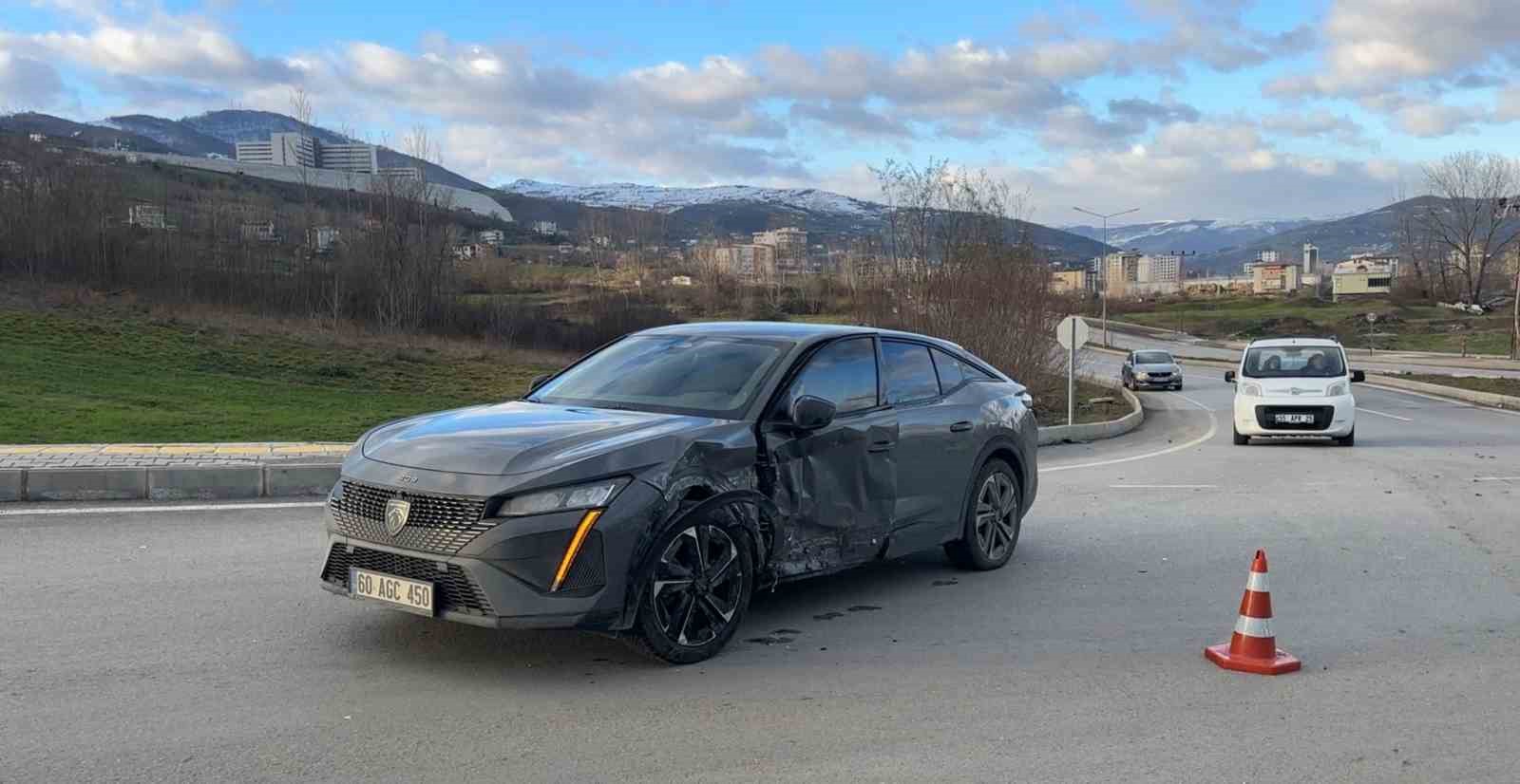 SUV araca çarpan Tofaş parçalandı: 2 yaralı 7 suv araca carpan tofas parcalandi 2 yarali 3 HYCYUari