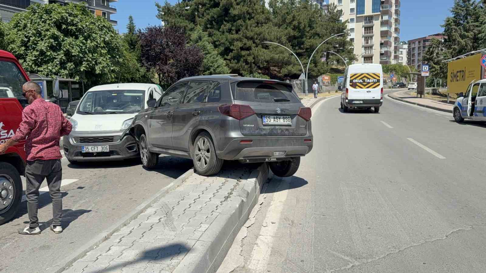 suv ile hafif ticari arac carpisti baba ve 2 yasindaki oglu yaralandi 0 FncAwns6