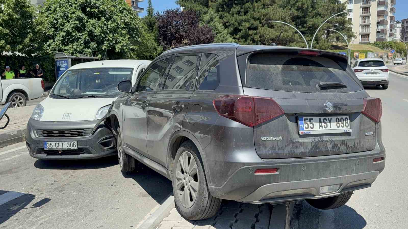 suv ile hafif ticari arac carpisti baba ve 2 yasindaki oglu yaralandi 1 EHcPqwtg