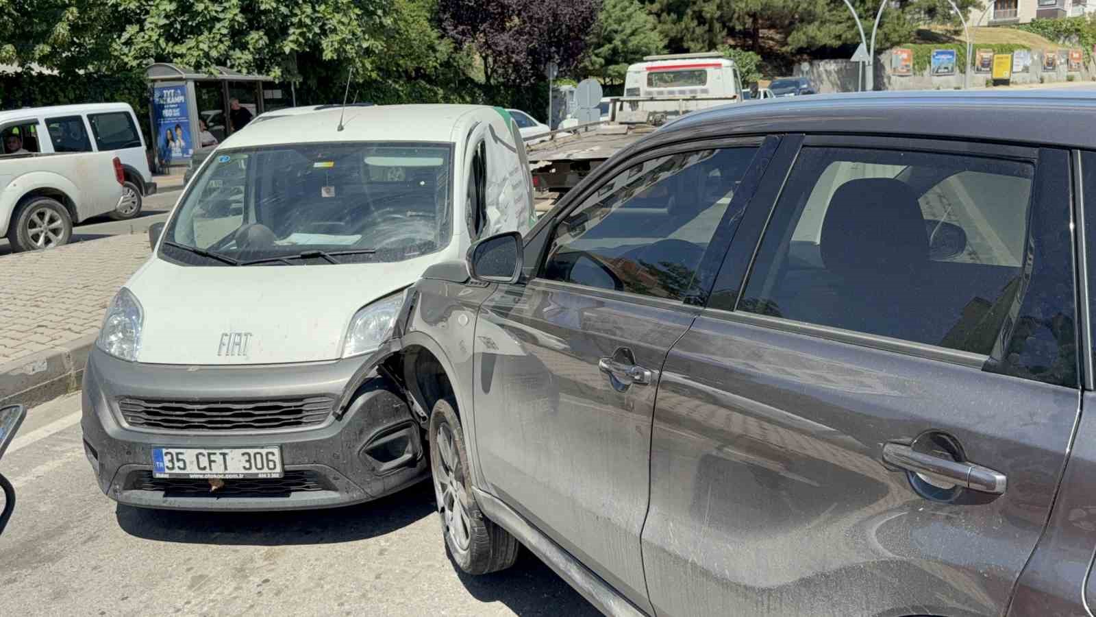 suv ile hafif ticari arac carpisti baba ve 2 yasindaki oglu yaralandi 2 DFRAAw17