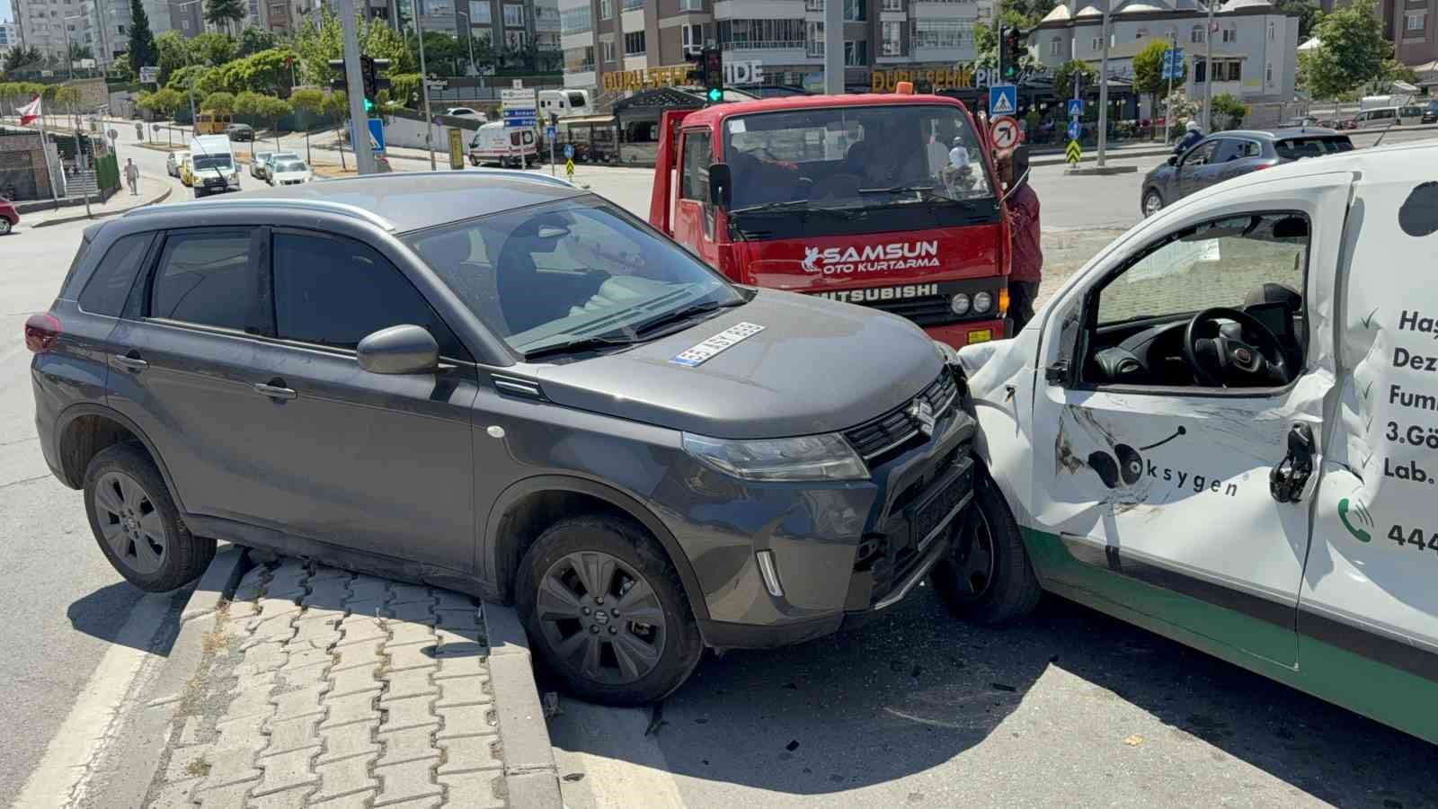 suv ile hafif ticari arac carpisti baba ve 2 yasindaki oglu yaralandi 3 8SnAV9f5