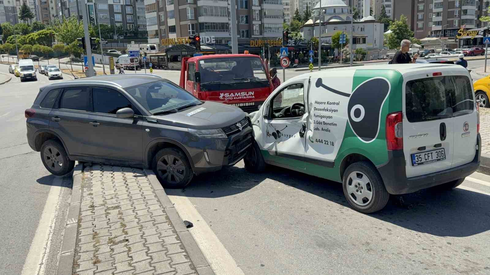 suv ile hafif ticari arac carpisti baba ve 2 yasindaki oglu yaralandi 4 GKHD4J6D