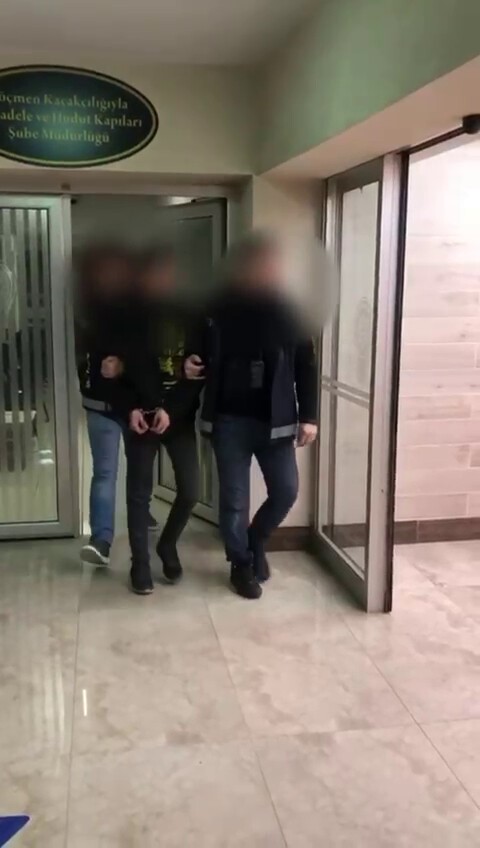 suv tarzi aracin her kosesinden duzensiz gocmen cikti 3