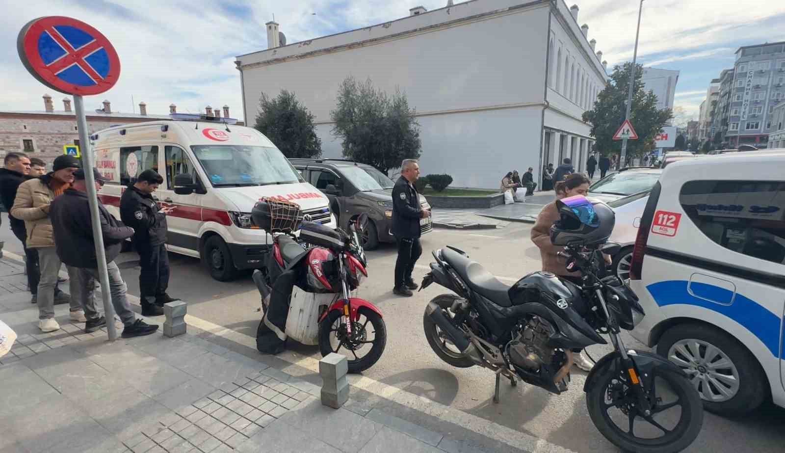 suv tipi arac motosikletlilere carpti 2 yarali 0 hzsYWAl2