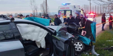 suv-tipi-arac-otomobile-ok-gibi-saplandi-1-olu-1-yarali-mmYSGgUh.jpg