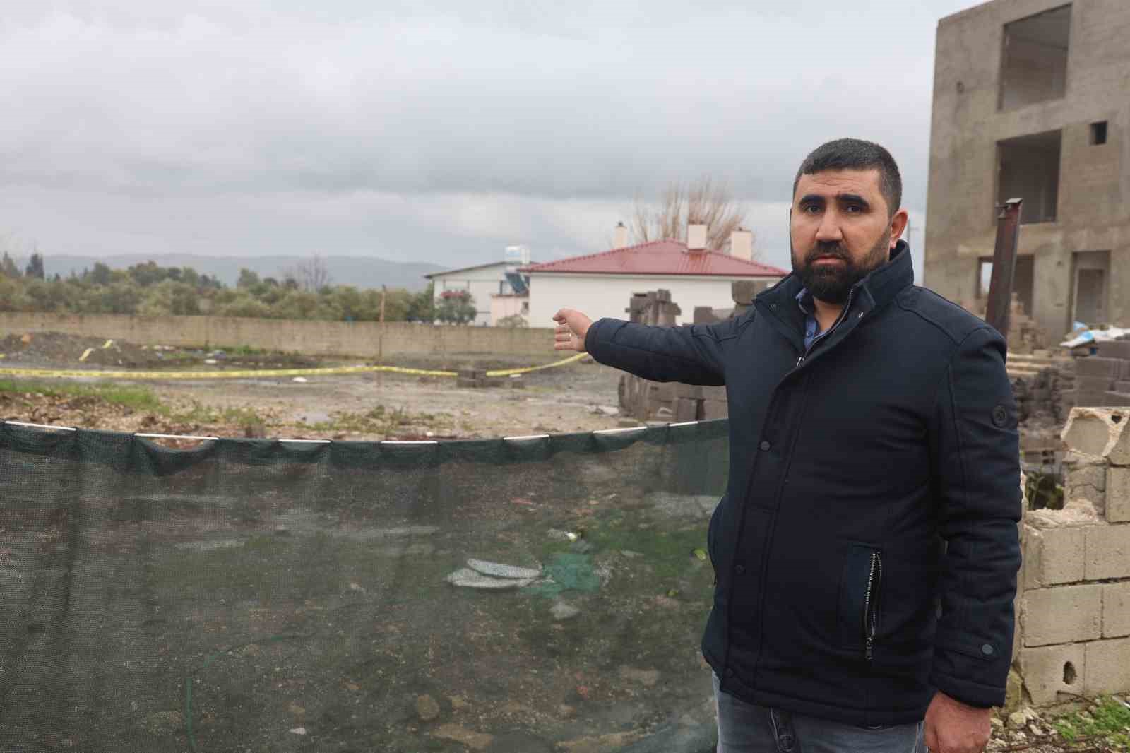 Suyla dolarak 2 kardeşe mezar olan havuz temelinin 8 aydır açık olduğunu söyleyen baba, evlatlarının acısıyla yaşıyor 9 suyla dolarak 2 kardese mezar olan havuz temelinin 8 aydir acik oldugunu soyleyen baba OuLsmphj