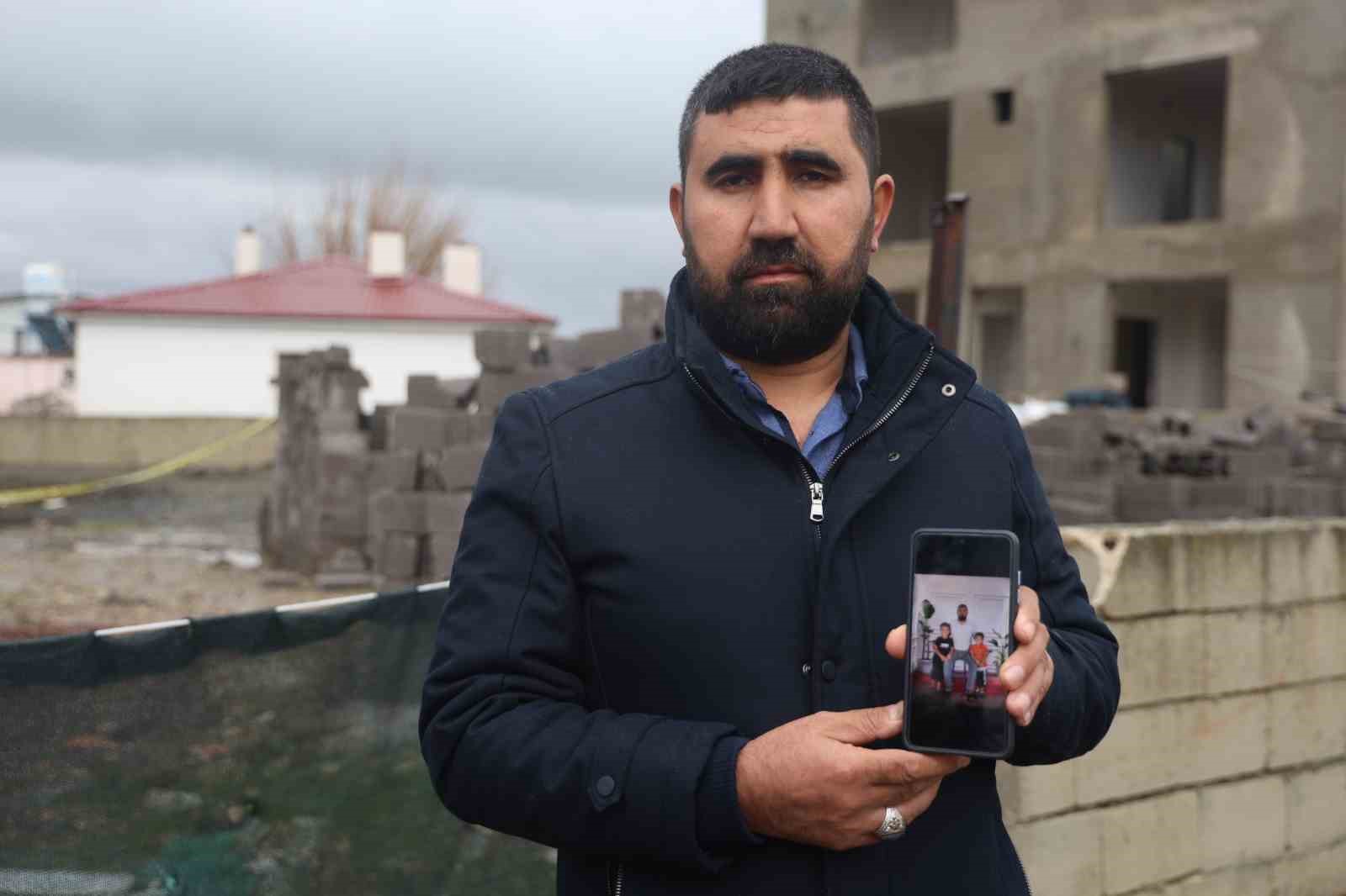 Suyla dolarak 2 kardeşe mezar olan havuz temelinin 8 aydır açık olduğunu söyleyen baba, evlatlarının acısıyla yaşıyor 4 suyla dolarak 2 kardese mezar olan havuz temelinin 8 aydir acik oldugunu soyleyen baba ewacYYcc