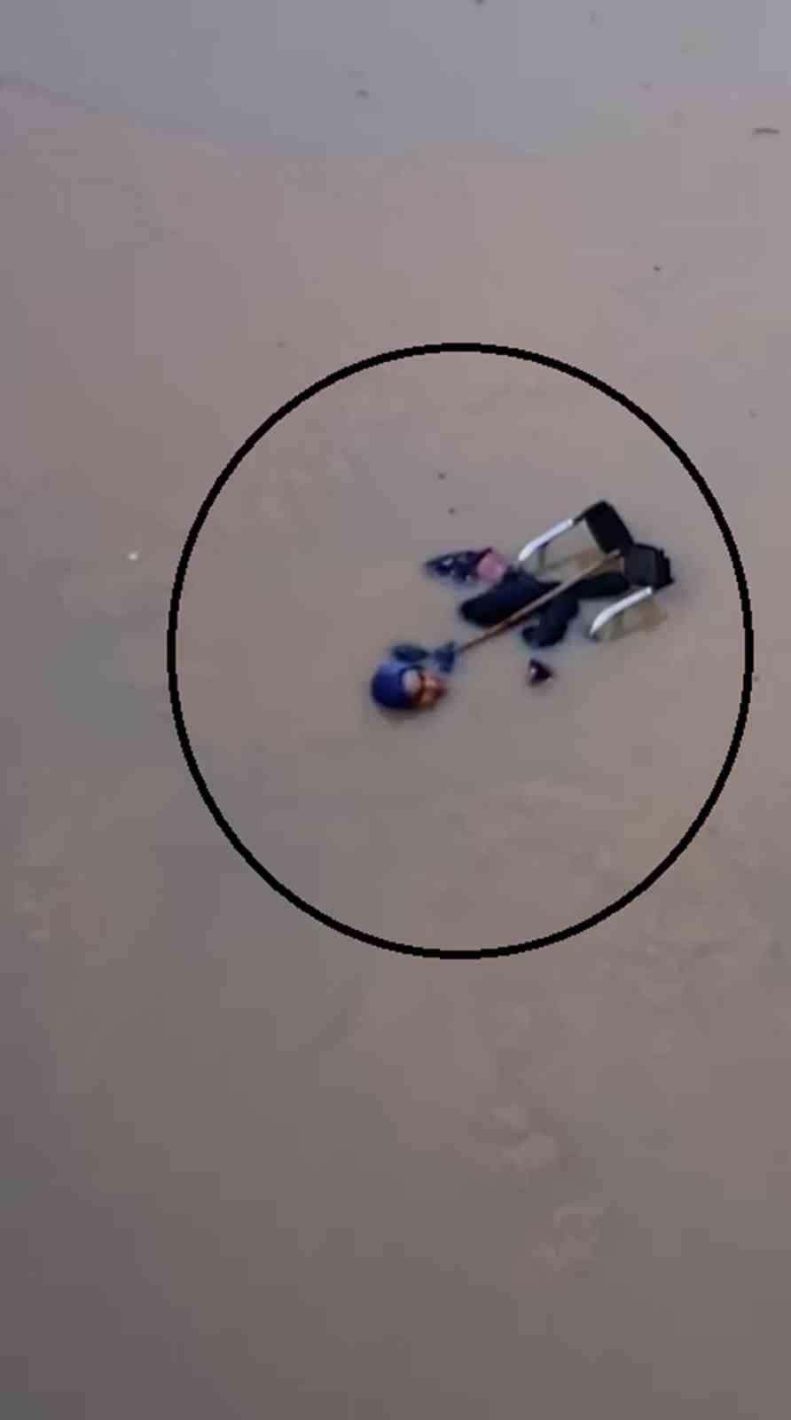suyla dolu alt gecitte olumle burun buruna gelen engelli yasli kadini itfaiye kurtardi 0 yX3TFALG