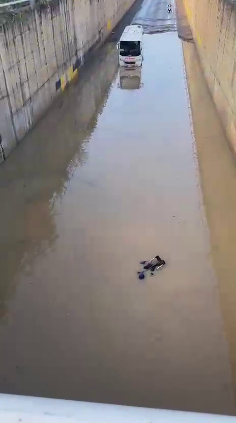 suyla dolu alt gecitte olumle burun buruna gelen engelli yasli kadini itfaiye kurtardi 1 re7C4fa9