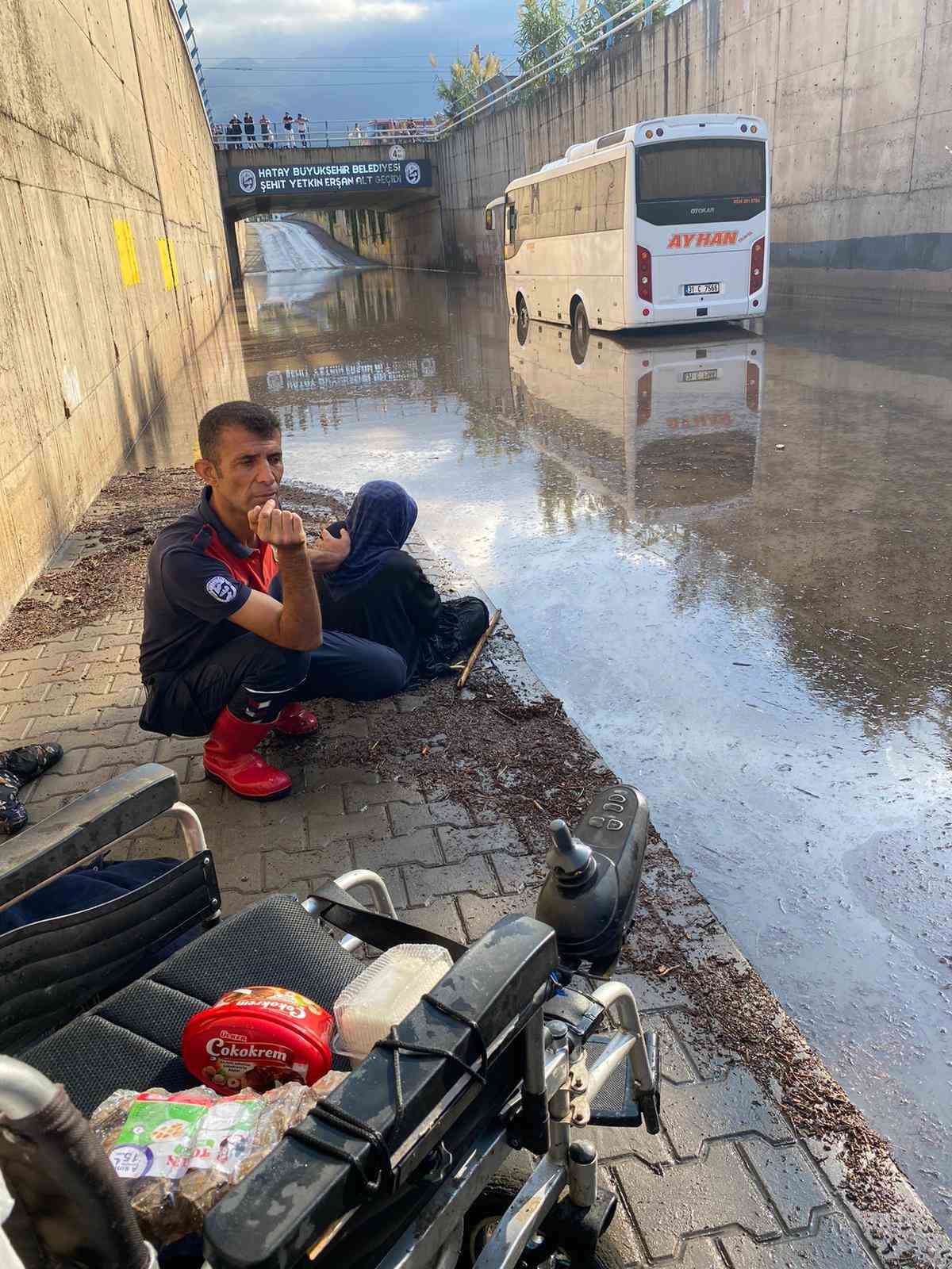 suyla dolu alt gecitte olumle burun buruna gelen engelli yasli kadini itfaiye kurtardi 3 e3jutFzd