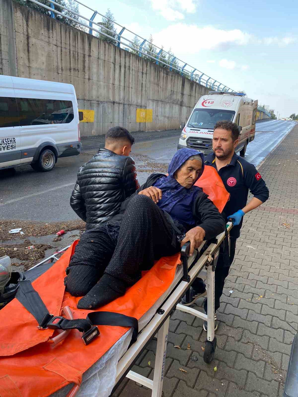 suyla dolu alt gecitte olumle burun buruna gelen engelli yasli kadini itfaiye kurtardi 4 pzczsOKQ