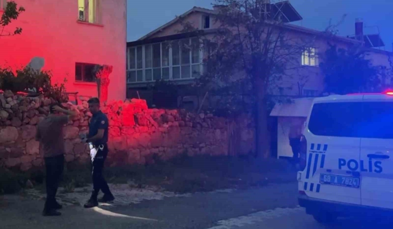tabancayla-evine-ates-acti-kadin-ve-cocuklari-kades-cagrisi-ile-polis-kurtardi-YW4QTvsl.jpg