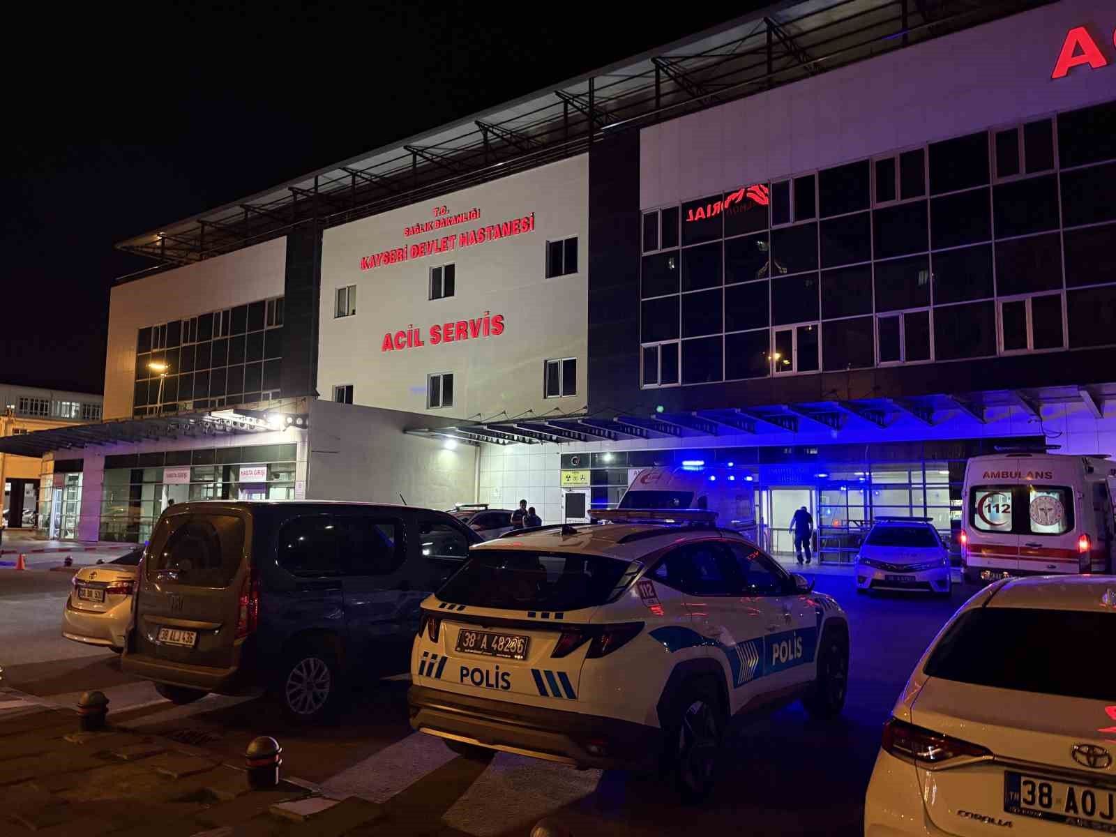 tabancayla yaraladiklari sahsi hastaneye birakip kactilar 1 yarali 1 RgQ9wgEX