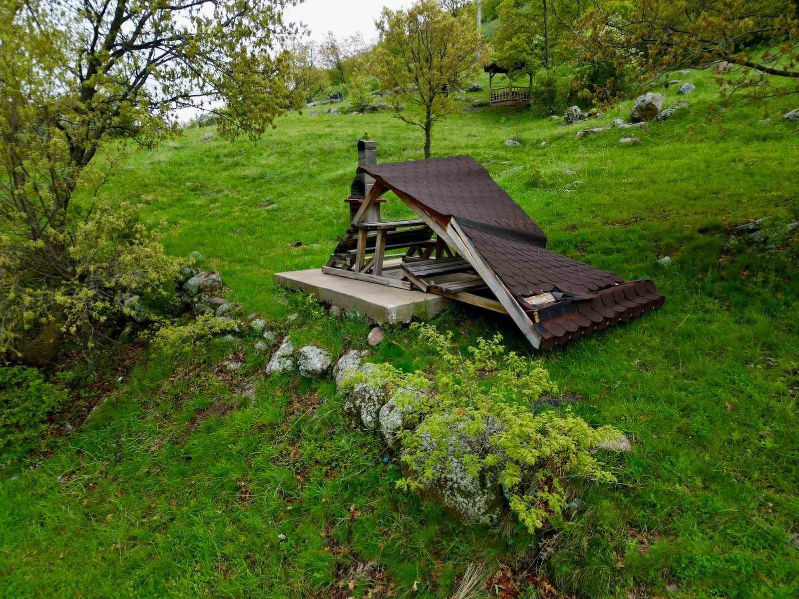 tabiat parki vandallarin hedefi oldu milyonluk zarar olustu 0 ZKGpAYdw