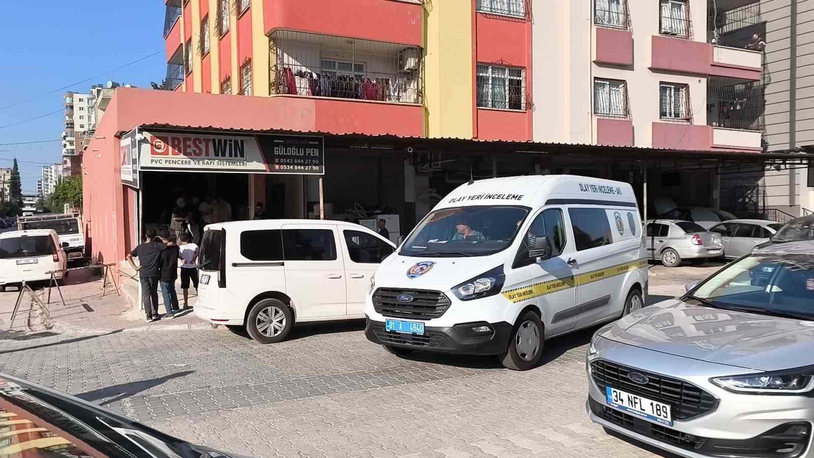 Taburede otururken silahlı saldırıya uğradı: O anlar kamerada 4 taburede otururken silahli saldiriya ugradi o anlar kamerada 0 aN8aBi2u