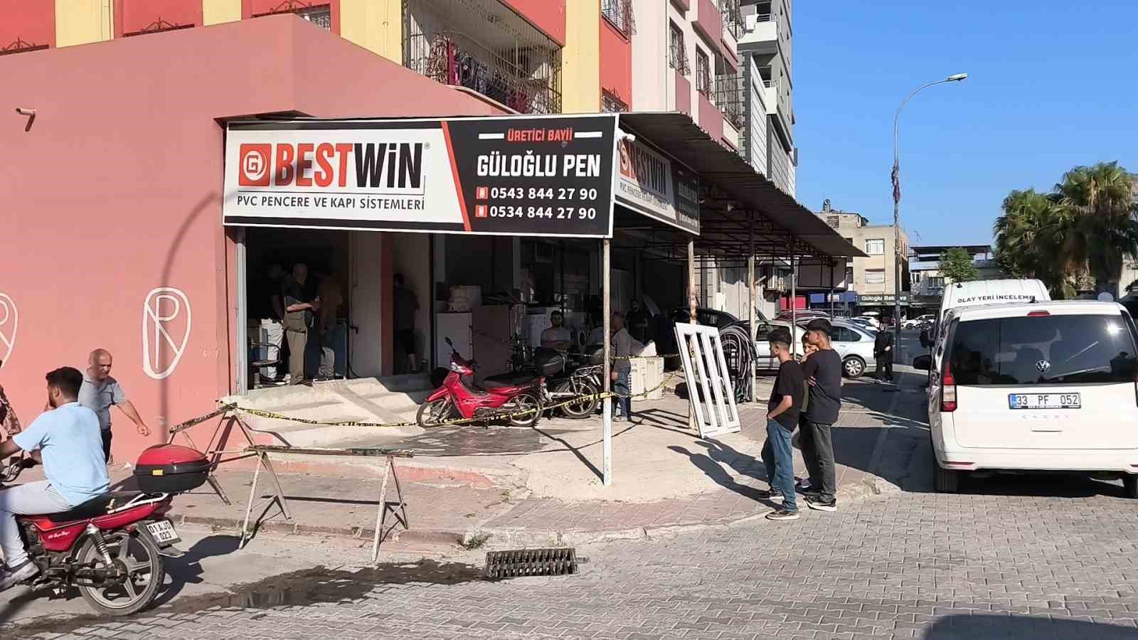 Taburede otururken silahlı saldırıya uğradı: O anlar kamerada 5 taburede otururken silahli saldiriya ugradi o anlar kamerada 1