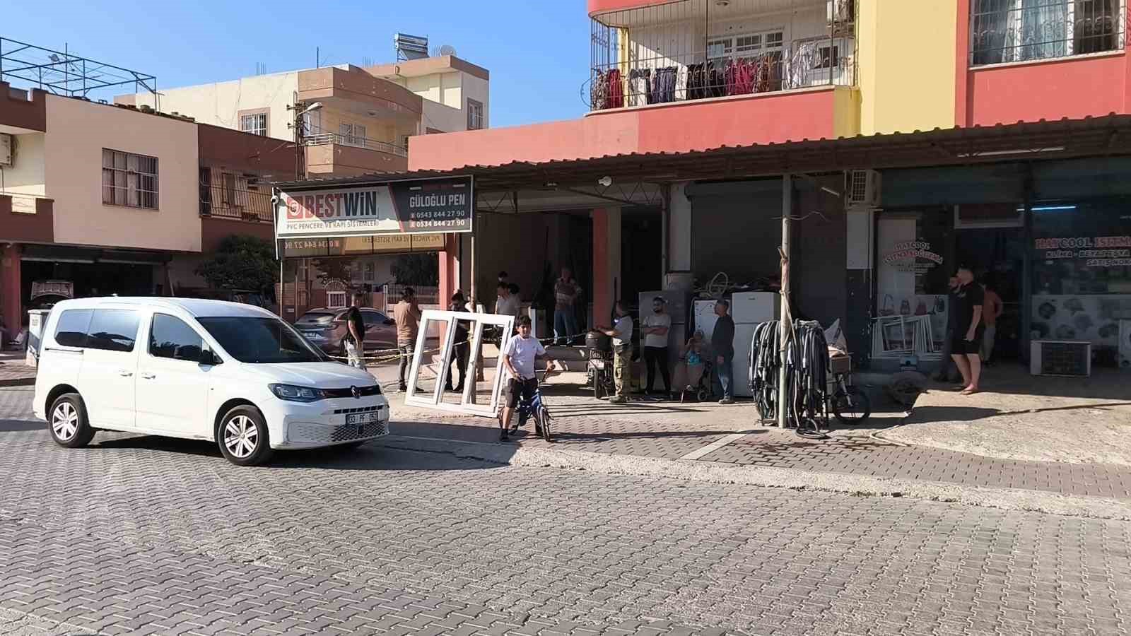 Taburede otururken silahlı saldırıya uğradı: O anlar kamerada 6 taburede otururken silahli saldiriya ugradi o anlar kamerada 2 iN8zjeWm