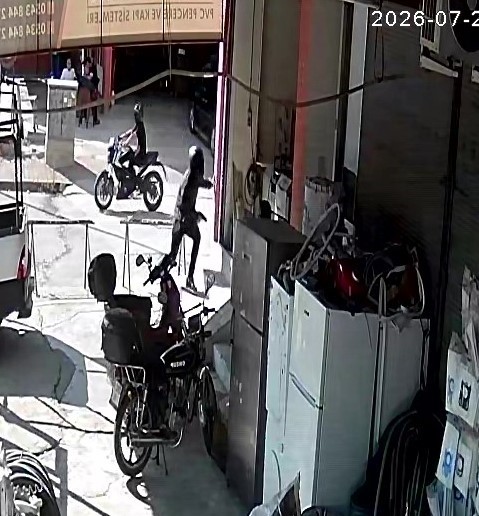 Taburede otururken silahlı saldırıya uğradı: O anlar kamerada 7 taburede otururken silahli saldiriya ugradi o anlar kamerada 3 evIJ6iwZ
