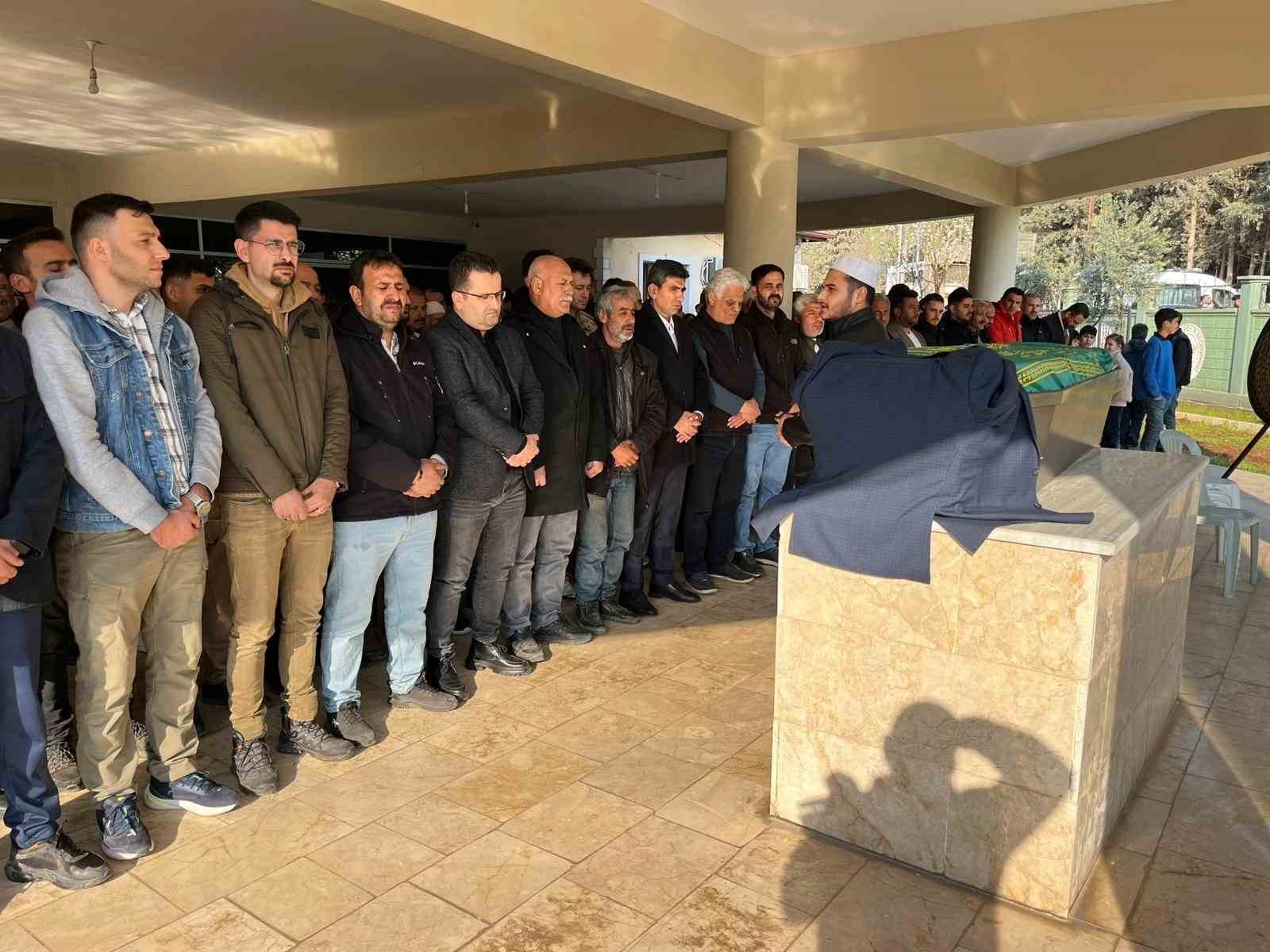 tabutunun uzerine damatligi konuldu iranda hayatini kaybeden tir soforu son yolculuguna ugurlandi 3 FNK3EZUN