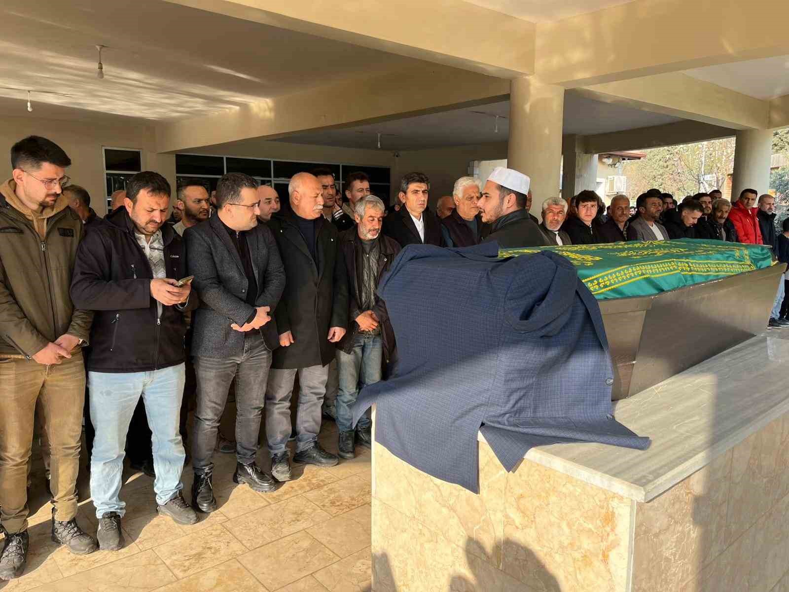 tabutunun uzerine damatligi konuldu iranda hayatini kaybeden tir soforu son yolculuguna ugurlandi 4 D5jchjHZ