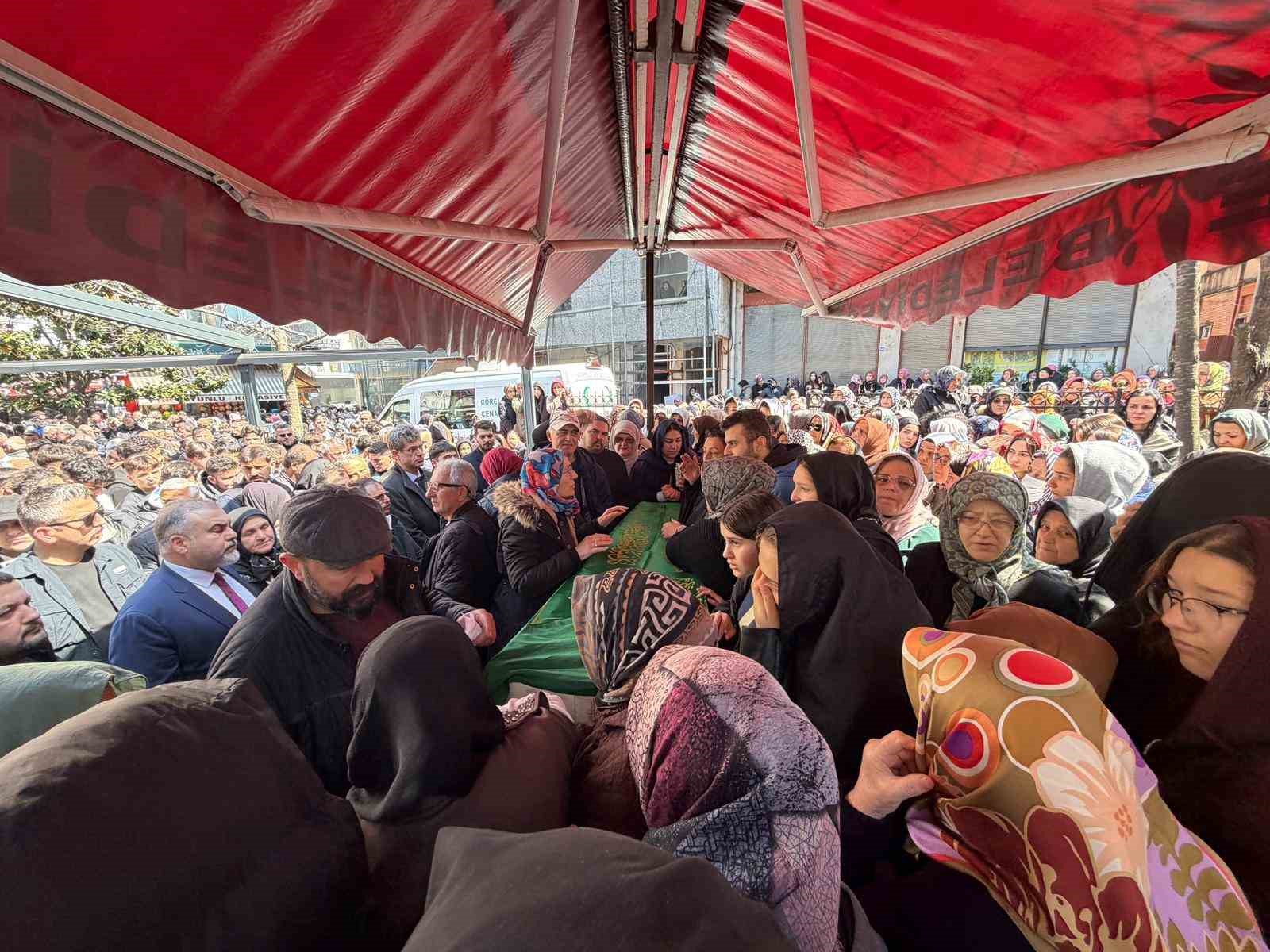taciz magduru genc kiz son yolculuguna gozyaslari ile ugurlandi 0 BQ2gnLbE