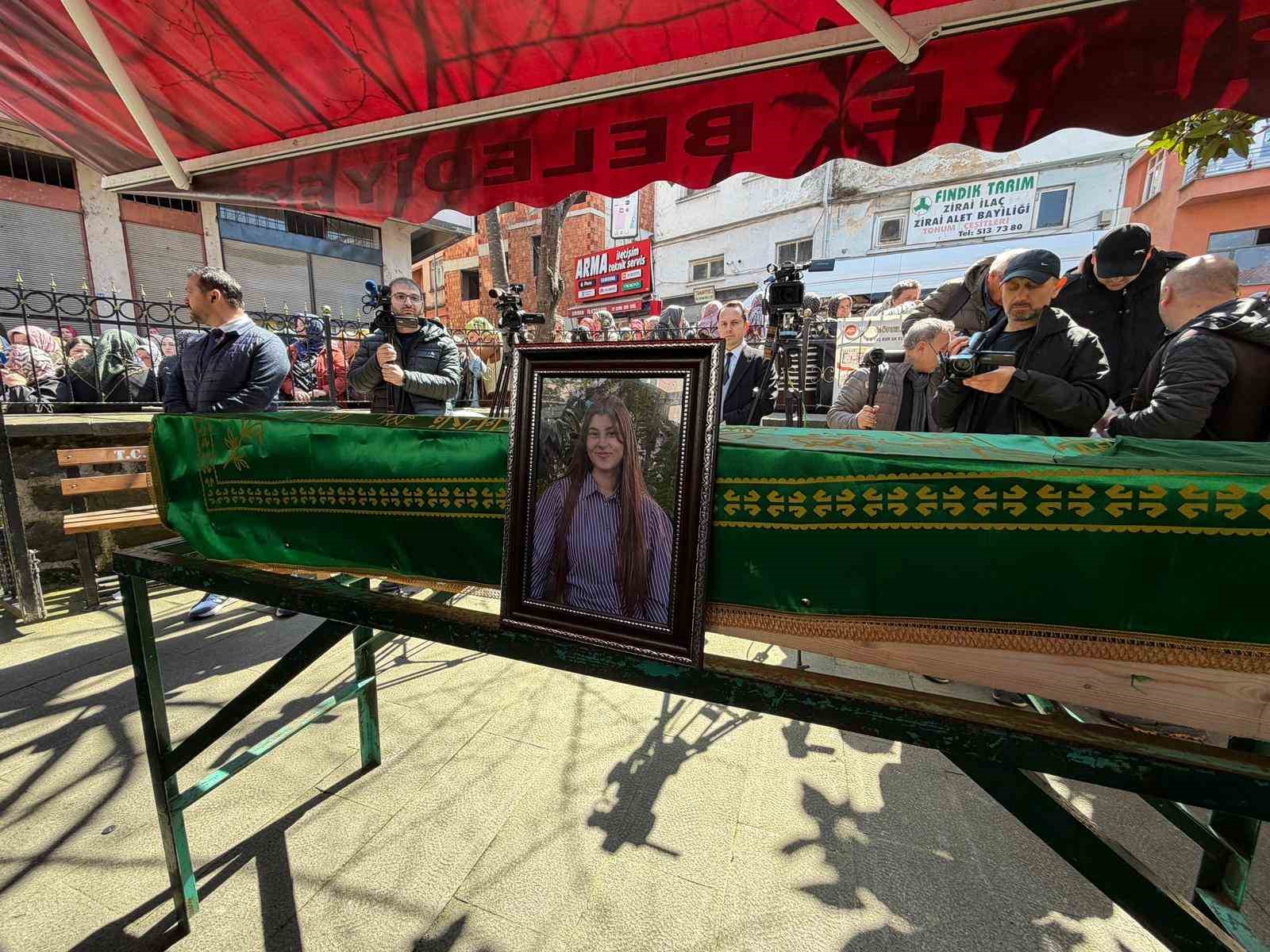 taciz magduru genc kiz son yolculuguna gozyaslari ile ugurlandi 1 lakrtFYs