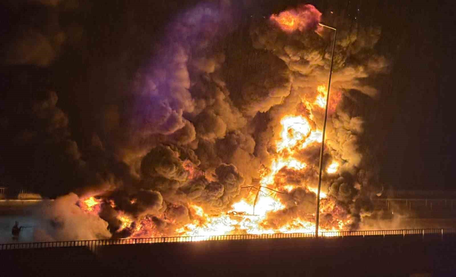 tag otoyolunda bebek bezi yuklu tir alev alev yandi 0