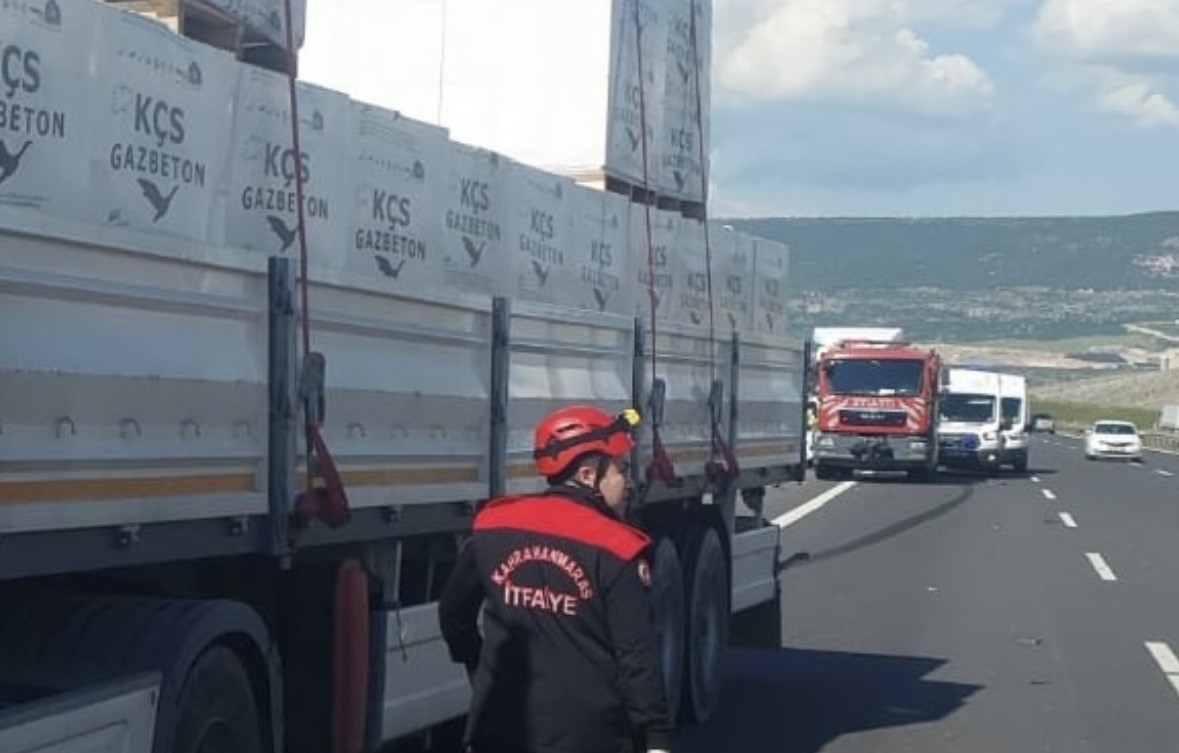tag otoyolunda bozulan tira yardim icin duranlara baska tir carpti 1 olu 2 yarali SRyF8a3e