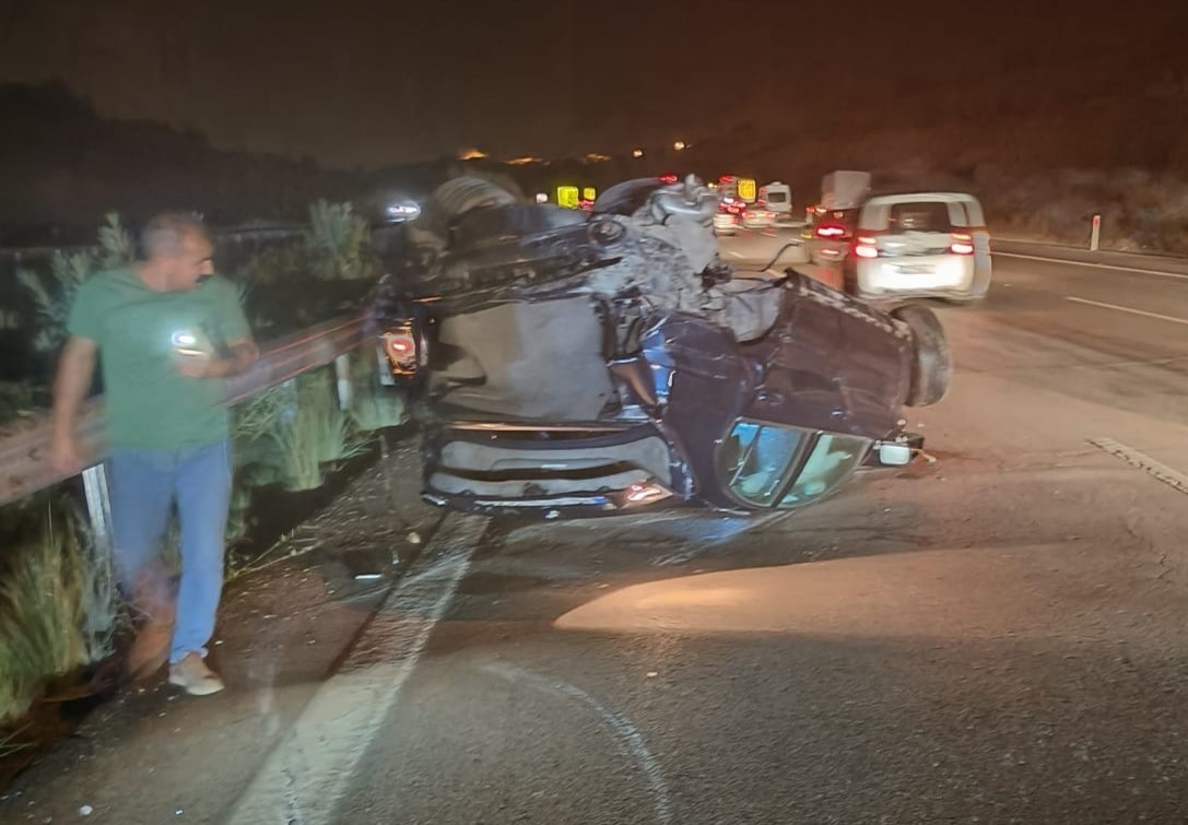TAG Otoyolu’nda otomobil bariyerlere çarptı: 1 ölü 5 tag otoyolunda otomobil bariyerlere carpti 1 olu 1 cO7yiEGt