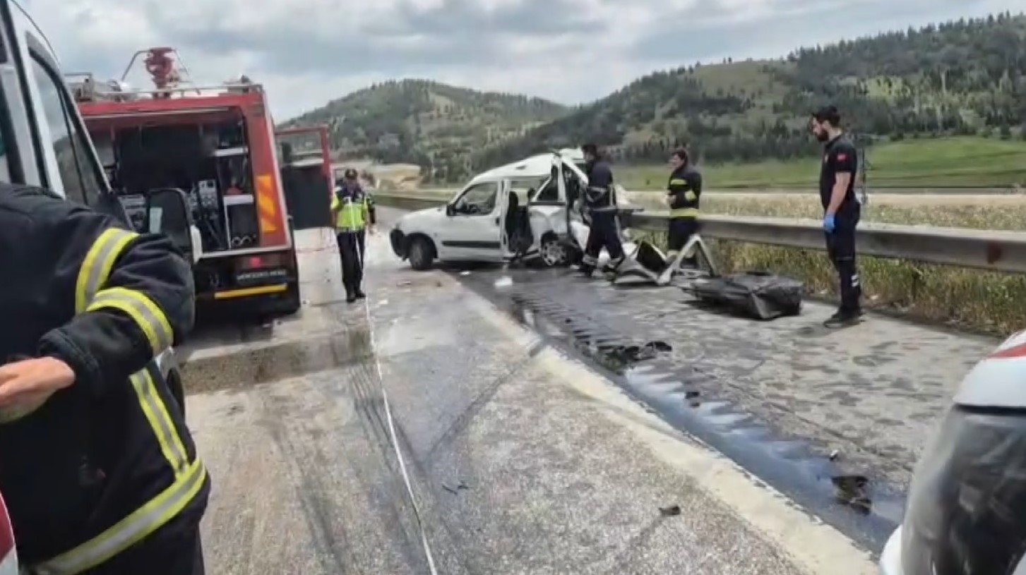 tag otoyolunda tir hafif ticari araca arkadan carpti 2 olu 2 yarali 1 SlGqTVPW