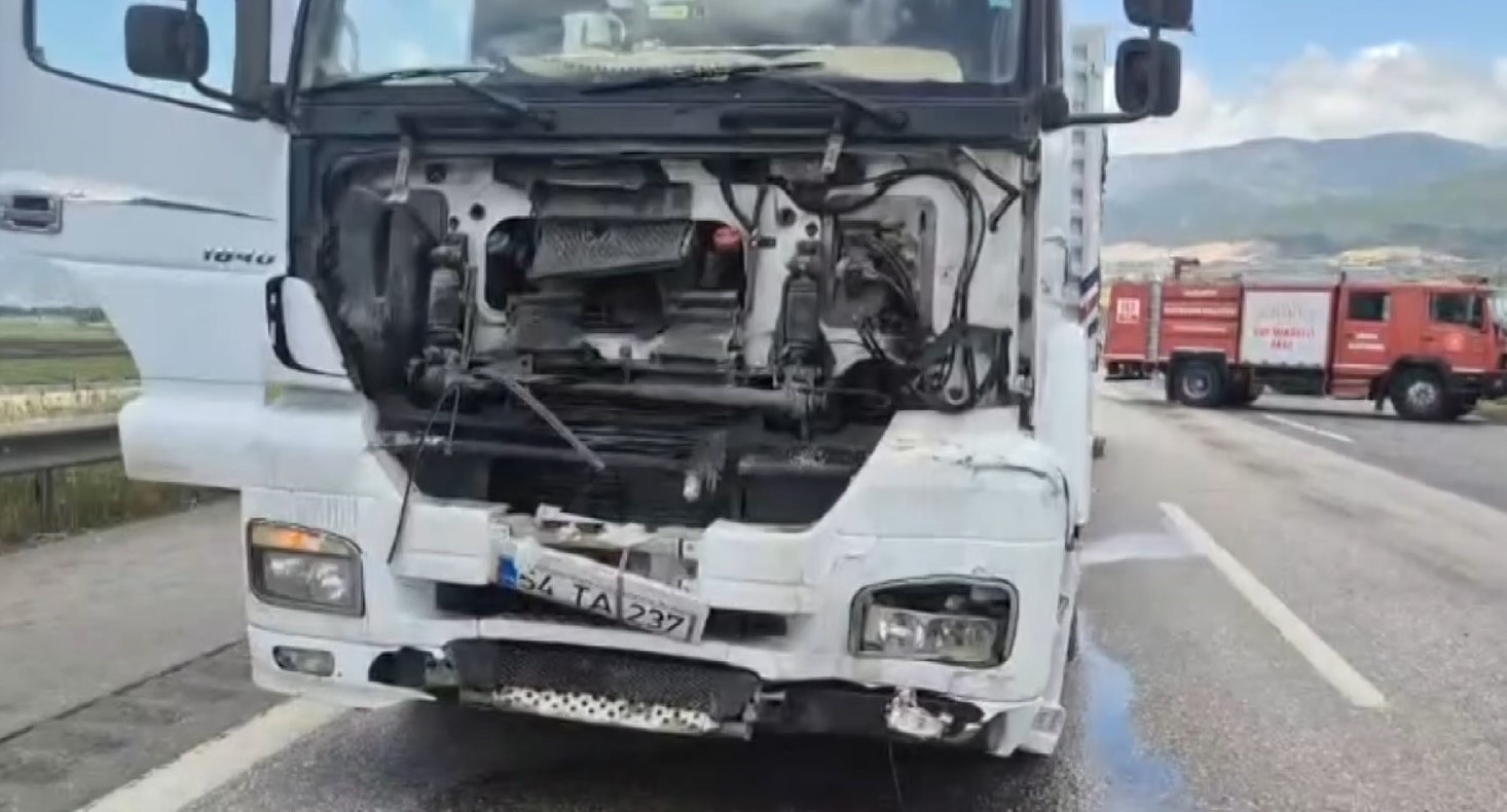 tag otoyolunda tir hafif ticari araca arkadan carpti 2 olu 2 yarali 2 6FnqvrhV