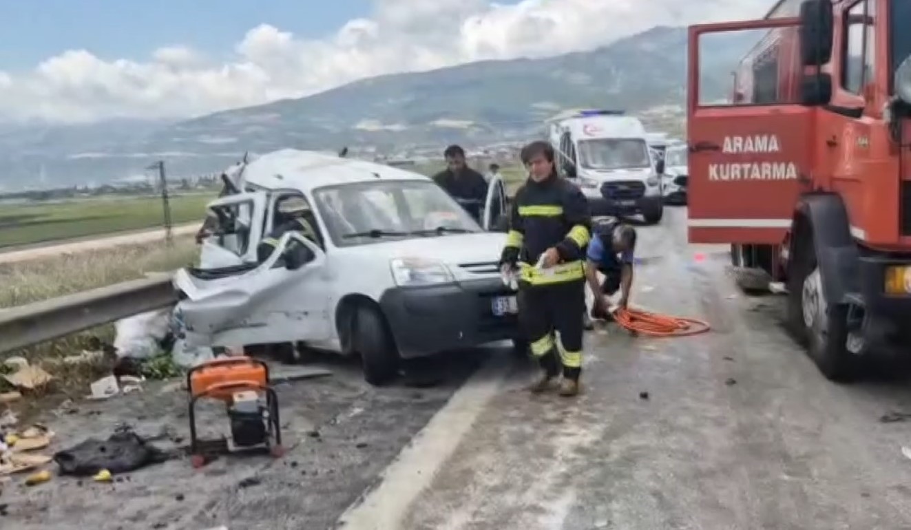 tag otoyolunda tir hafif ticari araca arkadan carpti 2 olu 2 yarali 3 ZAMW2iSd
