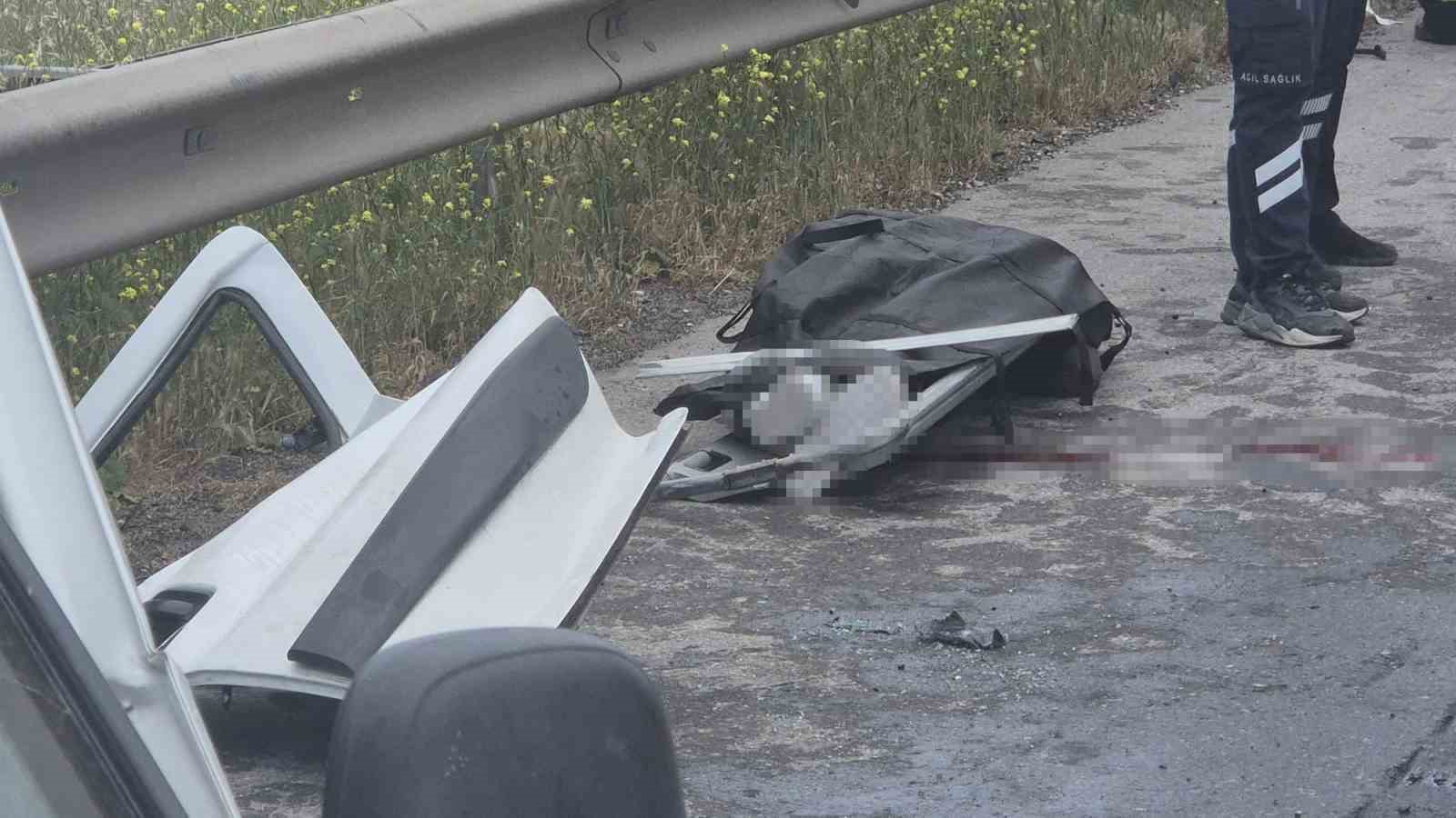 tag otoyolunda tir hafif ticari araca arkadan carpti 2 olu 2 yarali 4 agKdwlWa