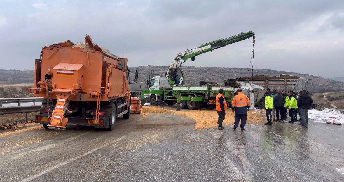 tag otoyolunda yanan tirlar kaldirildi yol trafige acildi 0 83rg4UnY