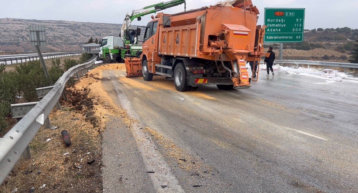 tag otoyolunda yanan tirlar kaldirildi yol trafige acildi 1 llVYyBbT