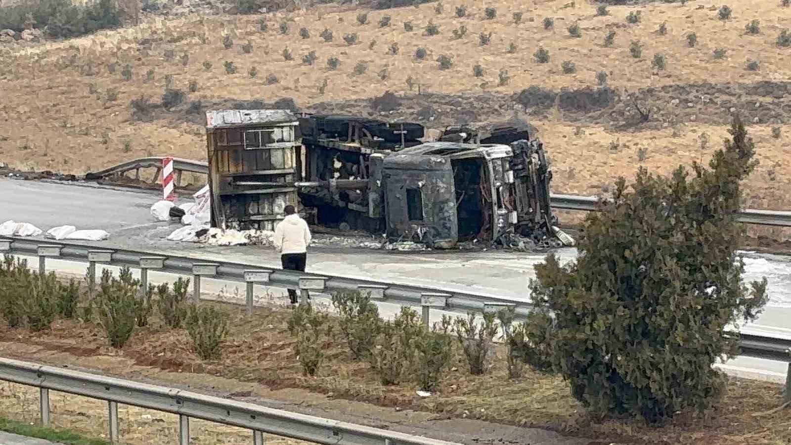 tag otoyolunda yanan tirlar kaldirildi yol trafige acildi 2 HkVv3Tp7