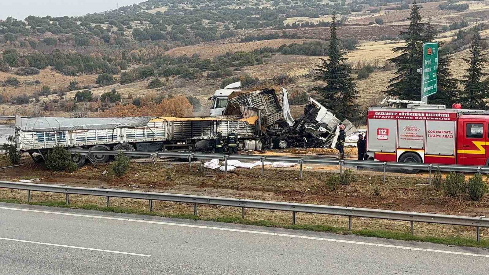 tag otoyolunda yanan tirlar kaldirildi yol trafige acildi 3 Fe1GcOn6
