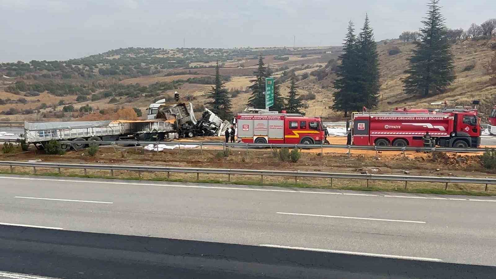 tag otoyolunda yanan tirlar kaldirildi yol trafige acildi 4 EHf6NqvL