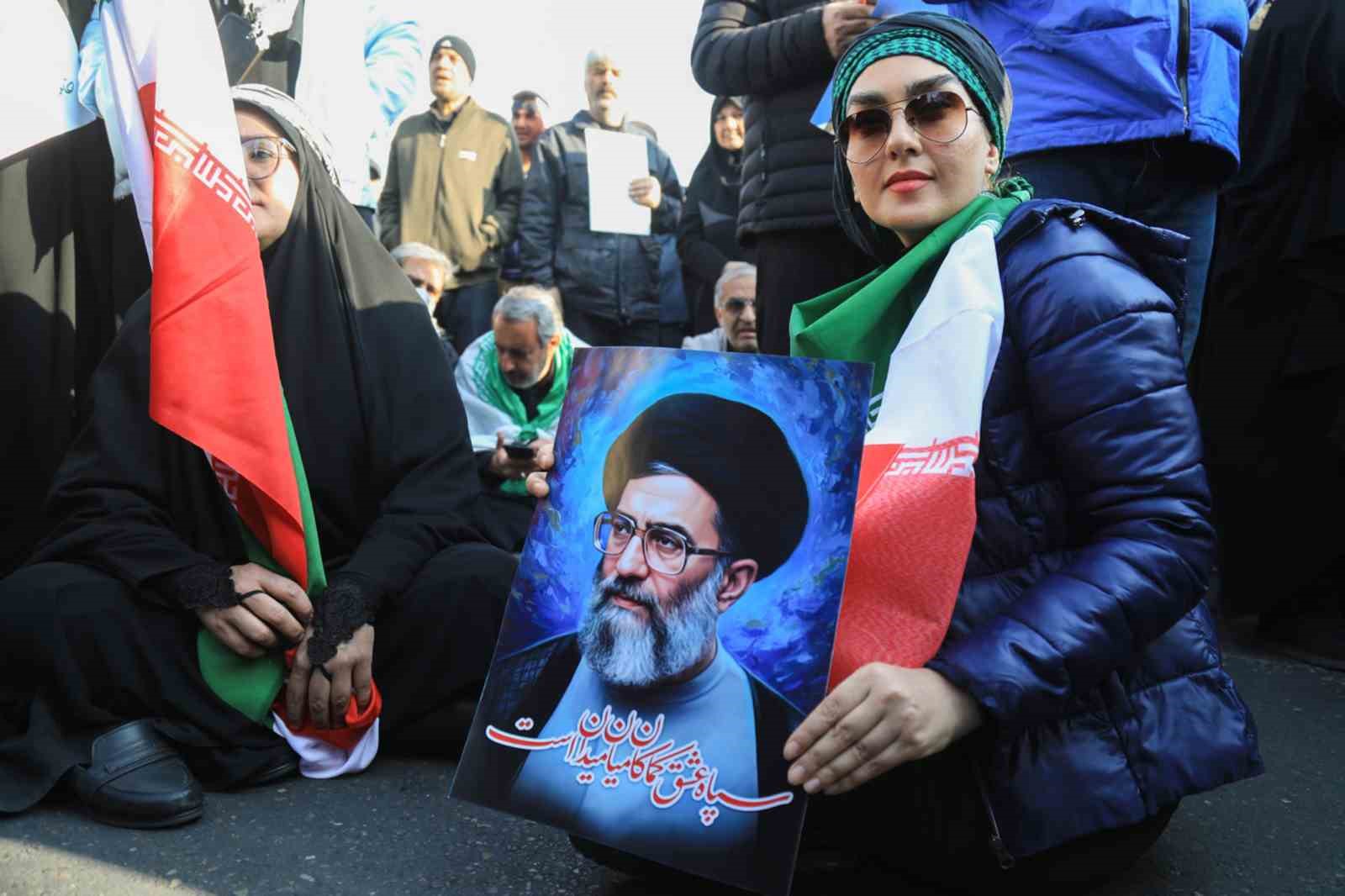 tahranda on binlerce kisi yeni dini lider mucteba hamaneye destek icin meydanlarda 7 PQ72gA3t