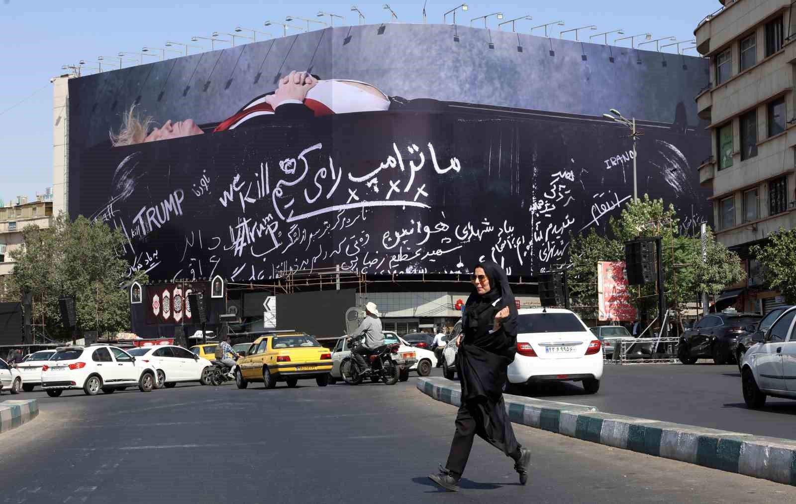 tahranin kalbindeki meydana tabutta yatan trump afisi asildi 2 8HkiU7gV