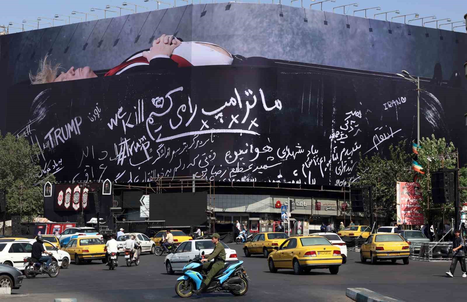 tahranin kalbindeki meydana tabutta yatan trump afisi asildi 5 gWJMSkjr
