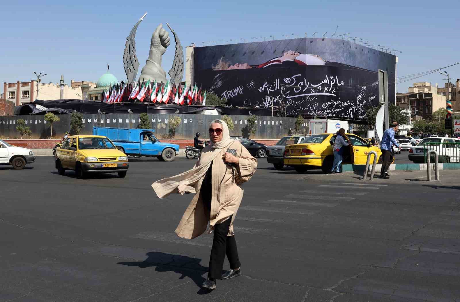 tahranin kalbindeki meydana tabutta yatan trump afisi asildi 7 Nb1OR53w
